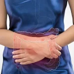 Dettaglio di un intestino disegnato sul busto di una donna che ha le mani sulla pancia