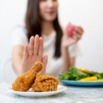 donna che rifiuta pollo fritto - dieta per enterite