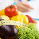 Frutta e verdura con un centimetro che si srotolato su una melanzana