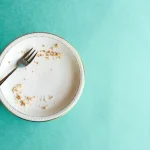 Piatto con briciole e forchetta