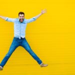 Ragazzo sorridente su uno sfondo giallo