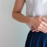 Dettaglio di donna con le mani sulla pancia